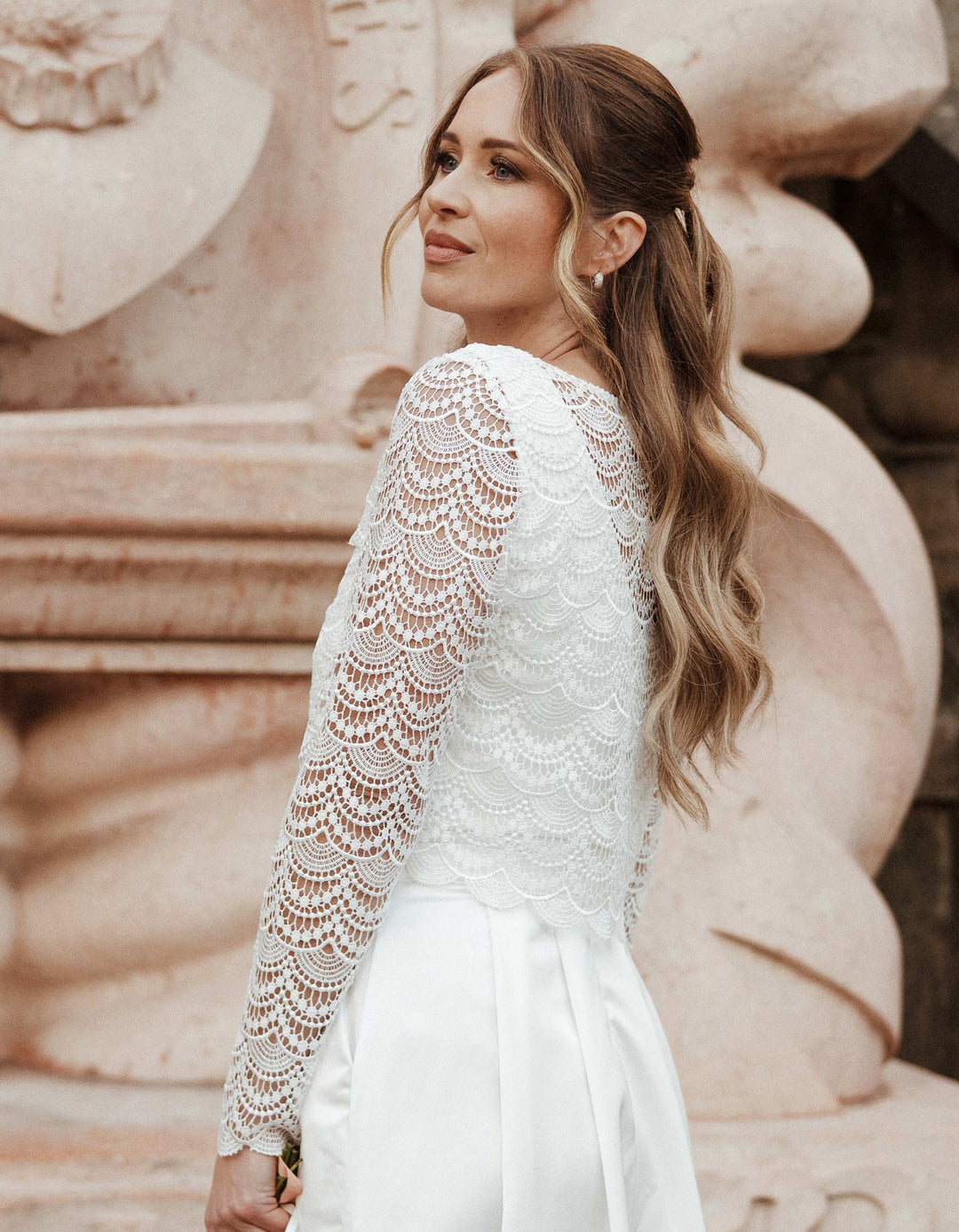 andcompliments_online_shop_brautmode_tulle_skirt_tuellrock_tuell_braut_hochzeit_online_shoppen_crop_top_langarm_spitze_oberteil_braut_bogen_wellen-_brautkleid_alternative