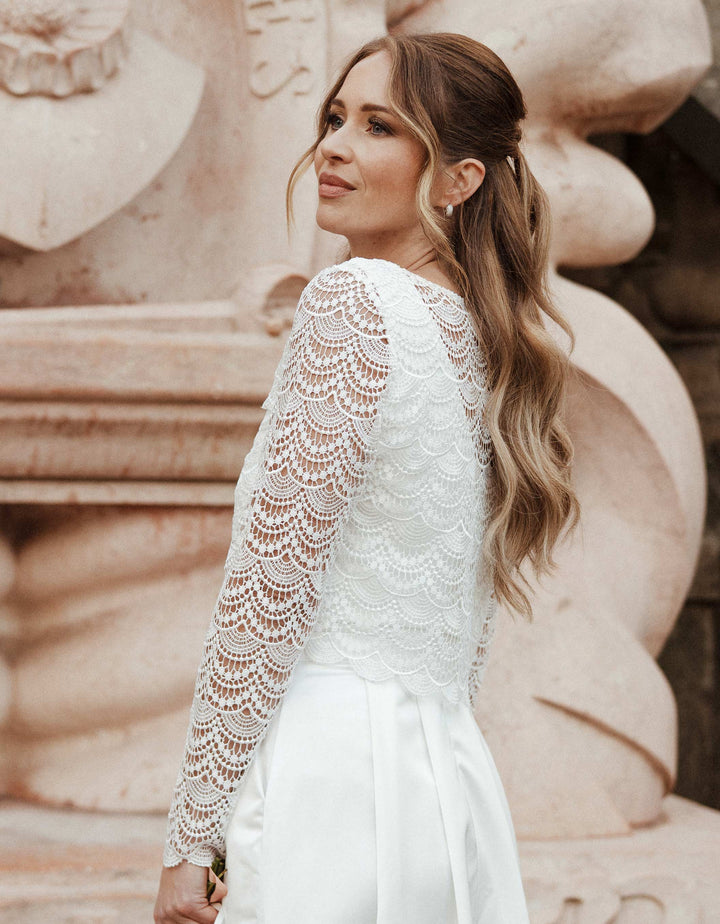 andcompliments_online_shop_brautmode_tulle_skirt_tuellrock_tuell_braut_hochzeit_online_shoppen_crop_top_langarm_spitze_oberteil_braut_bogen_wellen-_brautkleid_alternative