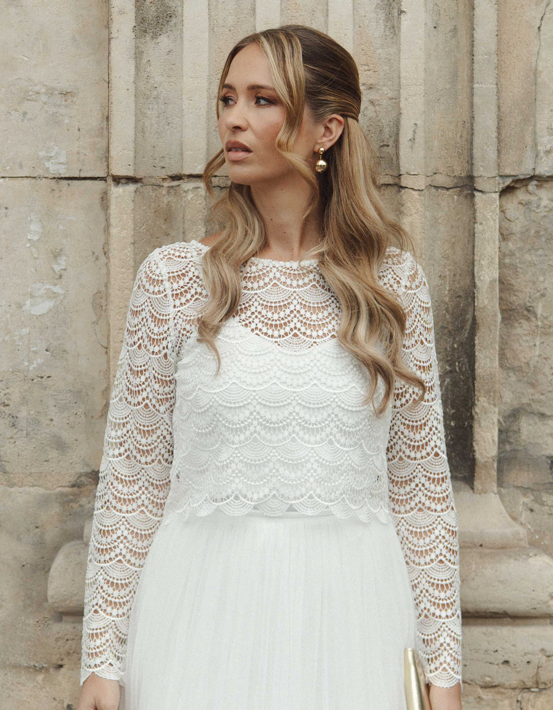 andcompliments_online_shop_brautmode_tulle_skirt_tuellrock_tuell_braut_hochzeit_online_shoppen_crop_top_langarm_spitze_oberteil_braut_bogen_wellen-8