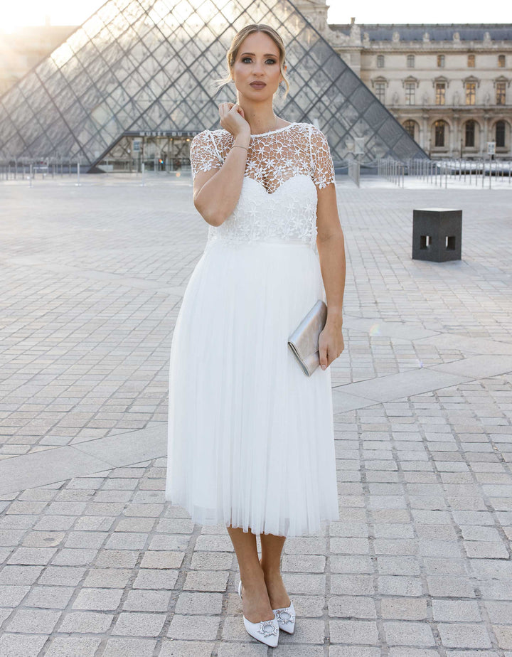 andcompliments_online_shop_brautmode_tulle_skirt_tuellrock_tuell_braut_hochzeit_online_shoppen_crop_top_langarm_spitze_oberteil_braut_halbarm_alternative_Brautkleid_Standesamt_Outfit_was ziehe ich zum Standesamt an