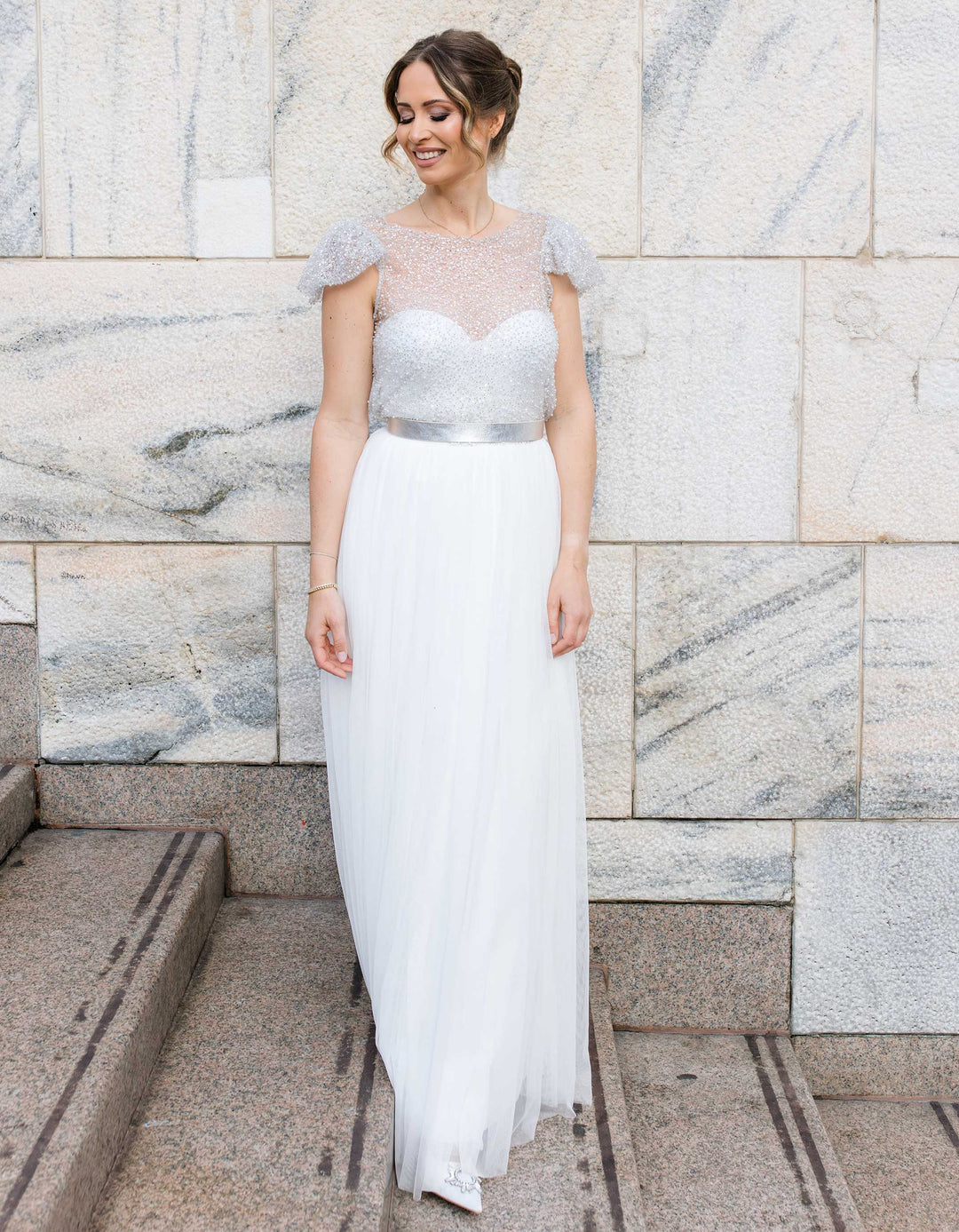 andcompliments_online_shop_brautmode_tulle_skirt_tuellrock_tuell_braut_hochzeit_online_shoppen_crop_top_pailletten-silber-cubsleeve-brautkleid-hochzeitskleid-alternative