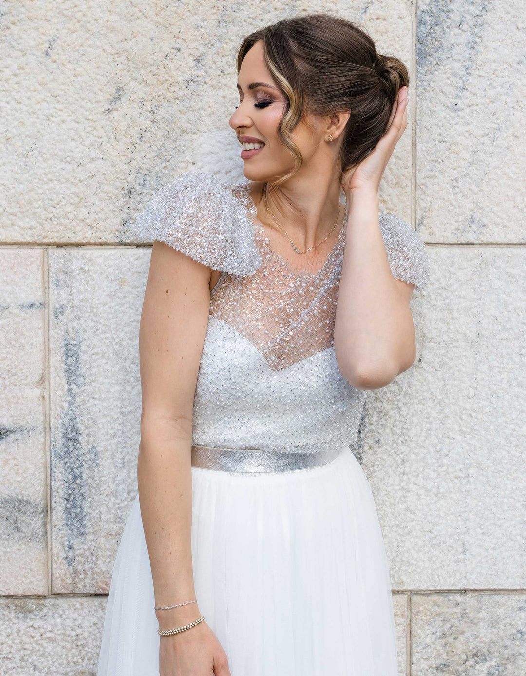 andcompliments_online_shop_brautmode_tulle_skirt_tuellrock_tuell_braut_hochzeit_online_shoppen_crop_top_pailletten-silber-cubsleeve-brautkleid-hochzeitskleid-alternative