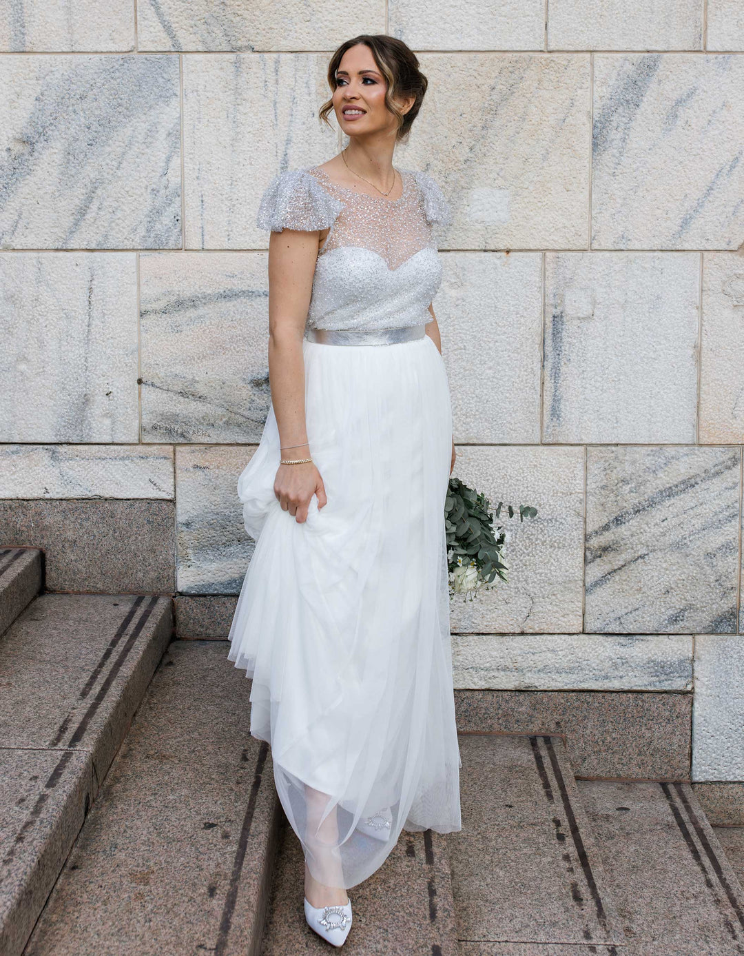 andcompliments_online_shop_brautmode_tulle_skirt_tuellrock_tuell_braut_hochzeit_online_shoppen_crop_top_pailletten-silber-cubsleeve-brautkleid-hochzeitskleid-alternative