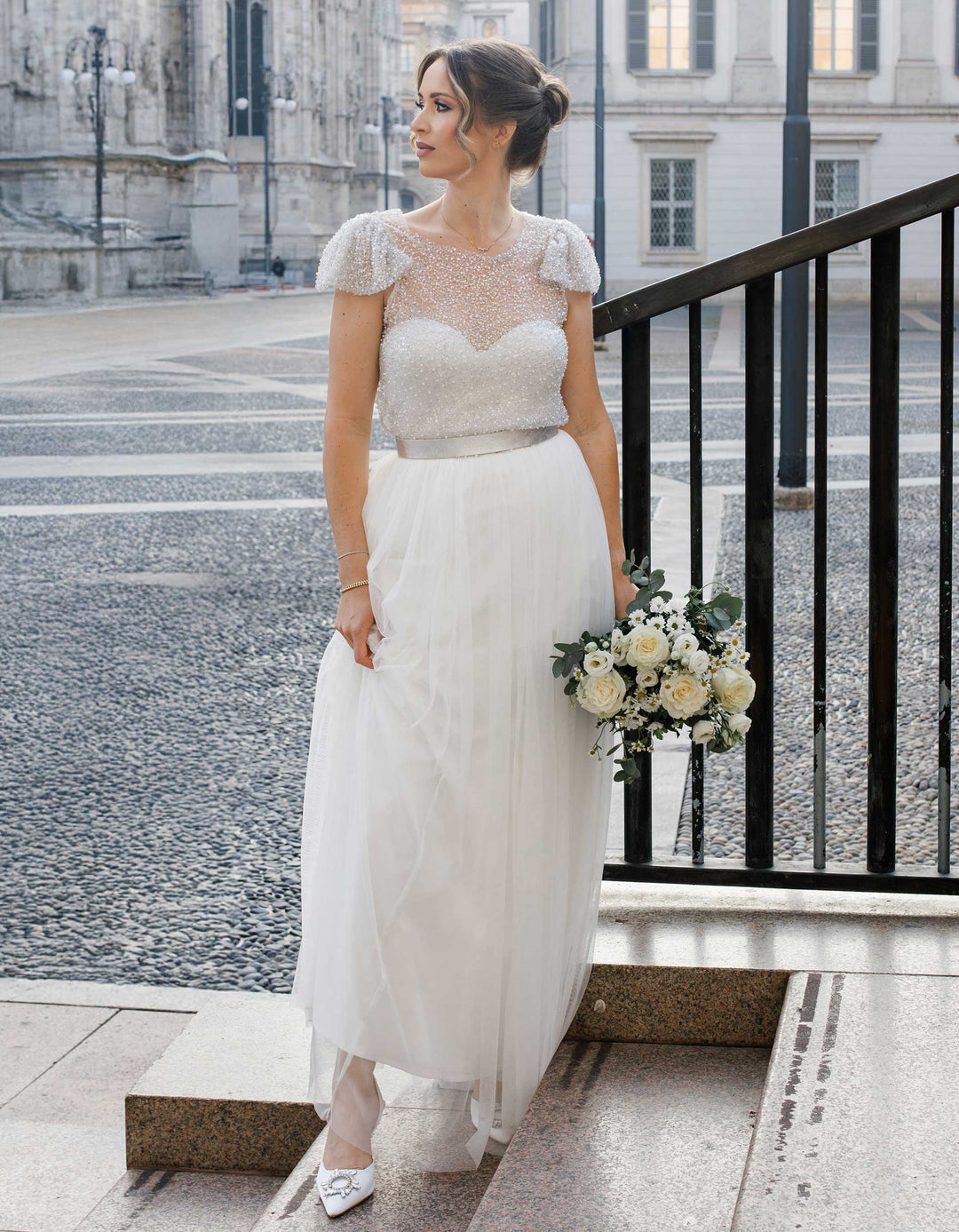 andcompliments_online_shop_brautmode_tulle_skirt_tuellrock_tuell_braut_hochzeit_online_shoppen_crop_top_pailletten-silber-cubsleeve-brautkleid-hochzeitskleid-alternative