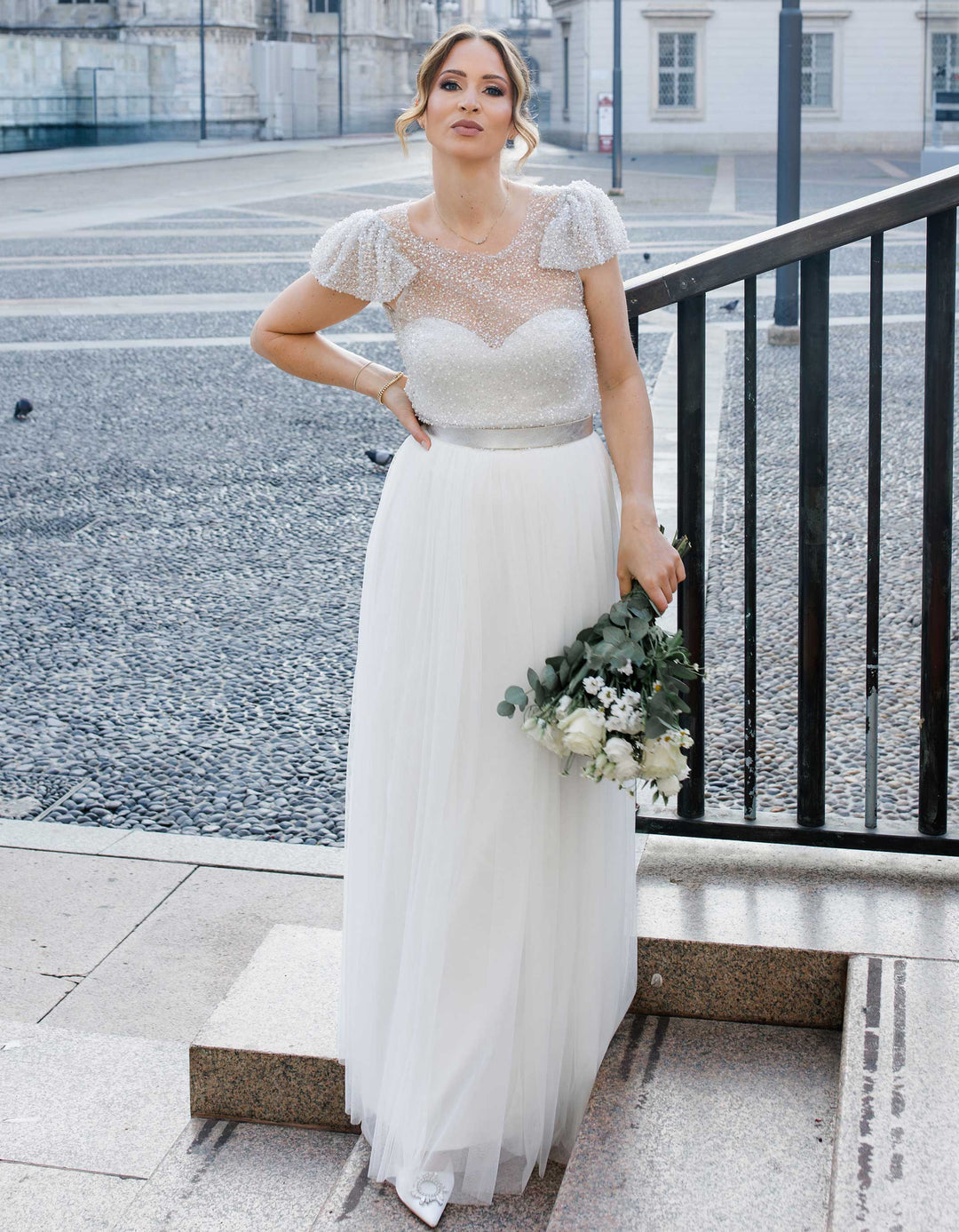 andcompliments_online_shop_brautmode_tulle_skirt_tuellrock_tuell_braut_hochzeit_online_shoppen_crop_top_pailletten-silber-cubsleeve-brautkleid-hochzeitskleid-alternative