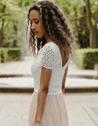 andcompliments_online_shop_brautmode_tulle_skirt_tuellrock_tuell_braut_hochzeit_online_shoppen_grafische_spitze_oberteil_braut_standesamt_brautkleid_top_ärmel_mix_and_match_kollektion
