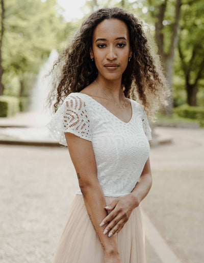 andcompliments_online_shop_brautmode_tulle_skirt_tuellrock_tuell_braut_hochzeit_online_shoppen_grafische_spitze_oberteil_braut_standesamt_brautkleid_top_ärmel_mix_and_match_kollektion