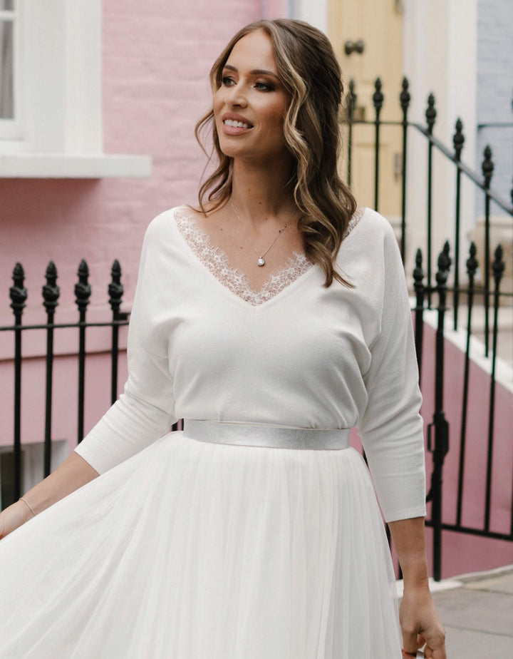 andcompliments_strick_pullover_kuschel_cashmere_wolle_wifey_braut_hochzeit_andcompliments_constant_love_brautmode_online_shop_tuellrock_pulli_pullover_v