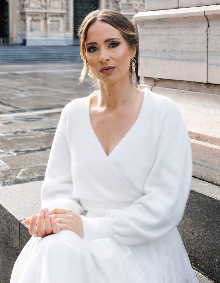 andcompliments_strick_pullover_kuschel_cashmere_wolle_wifey_braut_jga_hochzeit_andcompliments_constant_love_brautmode_online_shop_tuellrock_pulli_pullover_v-ausschnitt_wickel_keulenae