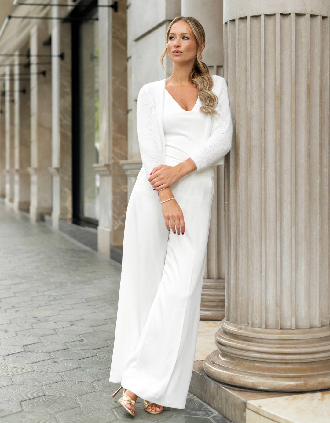 andcompliments_strick_pullover_kuschel_cashmere_wolle_wifey_braut_jga_hochzeit_andcompliments_constant_love_brautmode_online_shop_tuellrock_weiss-strickjacke-bolero-brest-2a