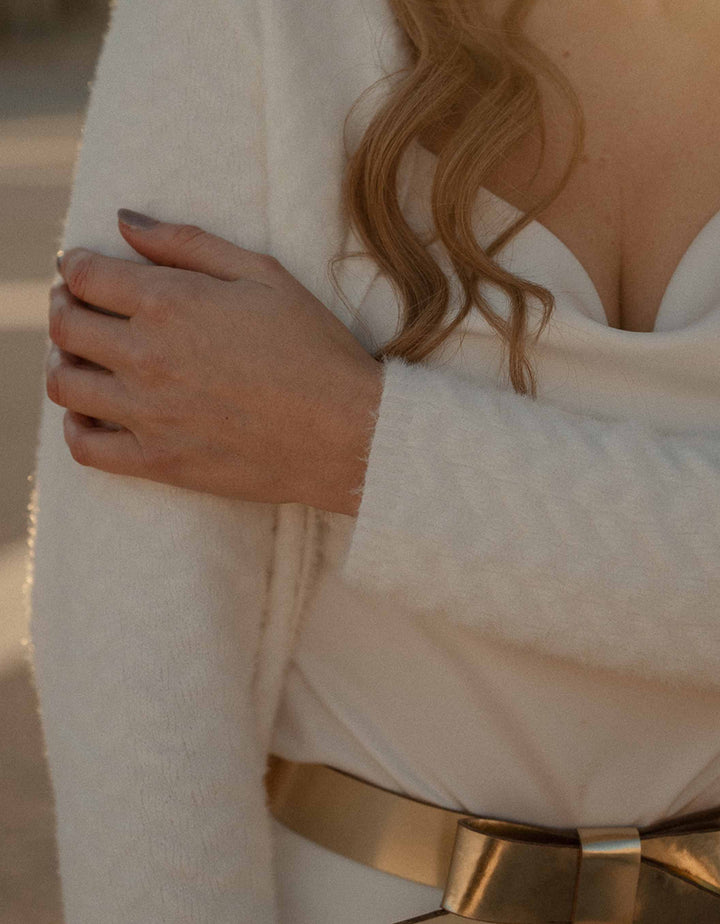 andcompliments_strick_pullover_kuschel_cashmere_wolle_wifey_braut_jga_hochzeit_andcompliments_constant_love_brautmode_online_shop_tuellrock_weiss-strickjacke-bolero-struktur