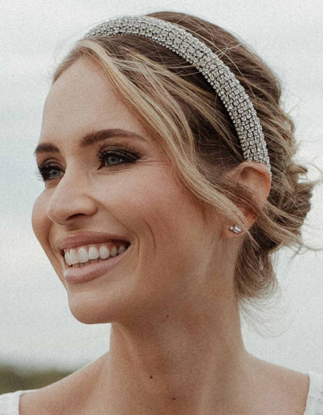 constant_love_online_shop_braut_hochzeit_andcompliments_berlin_team_braut_tuellrock_tuell_rock_spitze_spitzenoberteil_brautkleid_kleid_langarm_aermel_standesamt_boho_spitze_body_flora_weat_haarreif