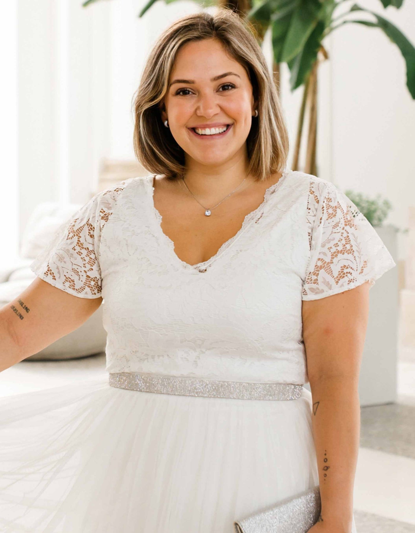 constant_love_online_shop_braut_hochzeit_andcompliments_berlin_braut_tuellrock_tuell_rock_spitze_spitzenoberteil_brautkleid_kleid_langarm_aermel_standesamt_plus_size_curvy_grosse