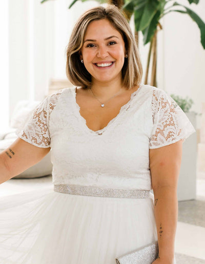 constant_love_online_shop_braut_hochzeit_andcompliments_berlin_braut_tuellrock_tuell_rock_spitze_spitzenoberteil_brautkleid_kleid_langarm_aermel_standesamt_plus_size_curvy_grosse