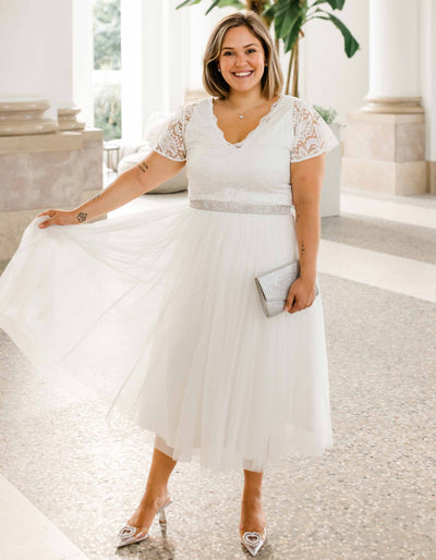 constant_love_online_shop_braut_hochzeit_andcompliments_berlin_braut_tuellrock_tuell_rock_spitze_spitzenoberteil_brautkleid_kleid_langarm_aermel_standesamt_plus_size_curvy_grosse