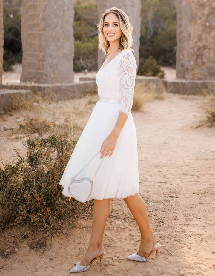 constant_love_online_shop_braut_hochzeit_andcompliments_berlin_team_braut_tuellrock_tuell_rock_spitze_spitzenoberteil_brautkleid_kleid_langarm_aermel_standesamt_boho_spitze_bodyconstant_love_online_shop_braut_hochzeit_andcompliments_berlin_team_braut_tuellrock_tuell_rock_spitze_spitzenoberteil_brautkleid_kleid_langarm_aermel_standesamt_boho_spitze_body