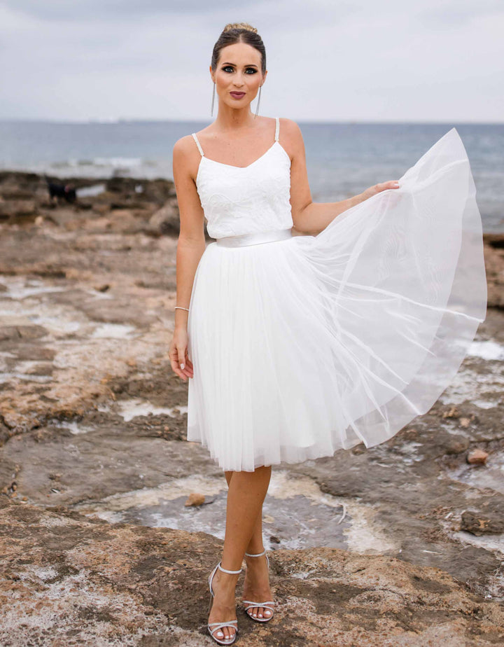 constant_love_online_shop_braut_hochzeit_andcompliments_berlin_team_braut_tuellrock_tuell_rock_spitze_spitzenoberteil_brautkleid_kleid_langarm_aermel_standesamt_boho_spitze_body_basic_perlenträger