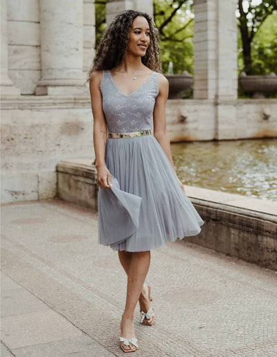 constant_love_online_shop_braut_hochzeit_andcompliments_berlin_team_braut_tuellrock_tuell_rock_spitze_spitzenoberteil_brautkleid_kleid_langarm_aermel_standesamt_boho_spitze_body_basic_grau