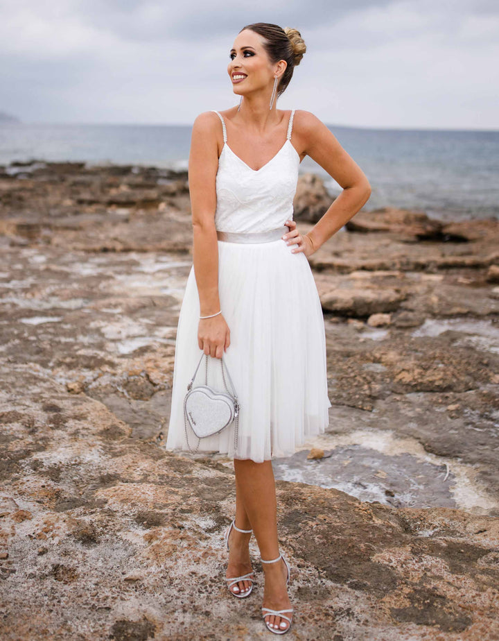 constant_love_online_shop_braut_hochzeit_andcompliments_berlin_team_braut_tuellrock_tuell_rock_spitze_spitzenoberteil_brautkleid_kleid_langarm_aermel_standesamt_boho_spitze_body_basic_perlenträger