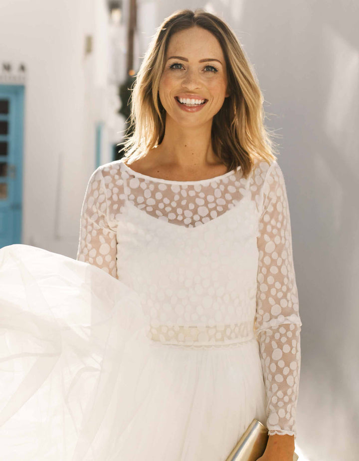 constant_love_online_shop_braut_hochzeit_andcompliments_berlin_team_braut_tullrock_tull_rock_spitze_spitzenoberteil_brautkleid_kleid_langarm_armel_standesamt_boho_spitze_body_dot_punkt