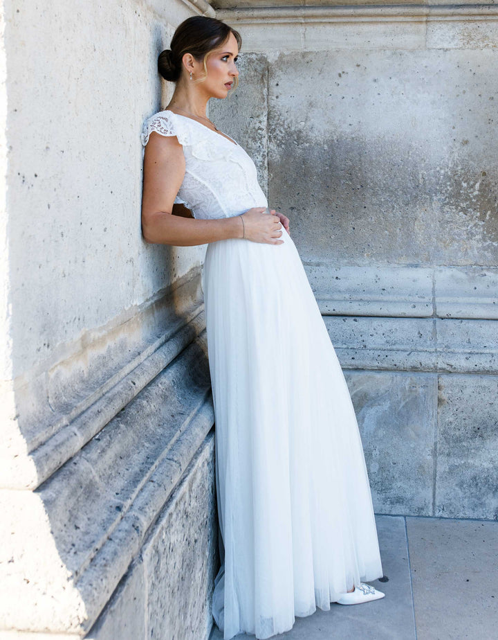 constant_love_online_shop_braut_hochzeit_andcompliments_berlin_team_braut_tuellrock_tuell_rock_spitze_spitzenoberteil_brautkleid_kleid_langarm_aermel_standesamt_boho_spitze_body_flora_161fd5e6-969a-4911-b31c-0a166ac79b2d