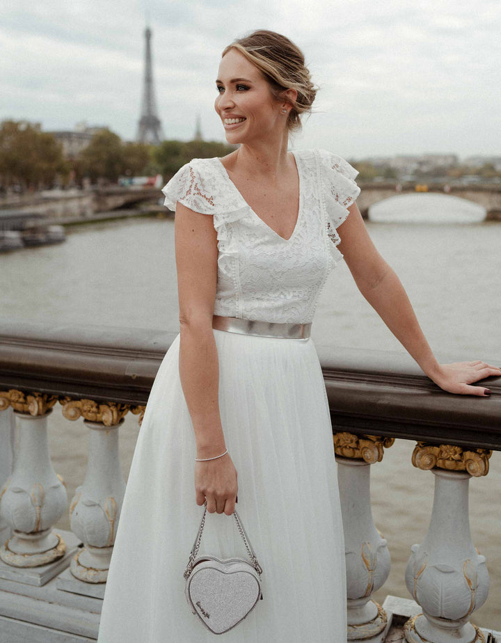 constant_love_online_shop_braut_hochzeit_andcompliments_berlin_team_braut_tuellrock_tuell_rock_spitze_spitzenoberteil_brautkleid_kleid_langarm_aermel_standesamt_boho_spitze_body_floral_boho
