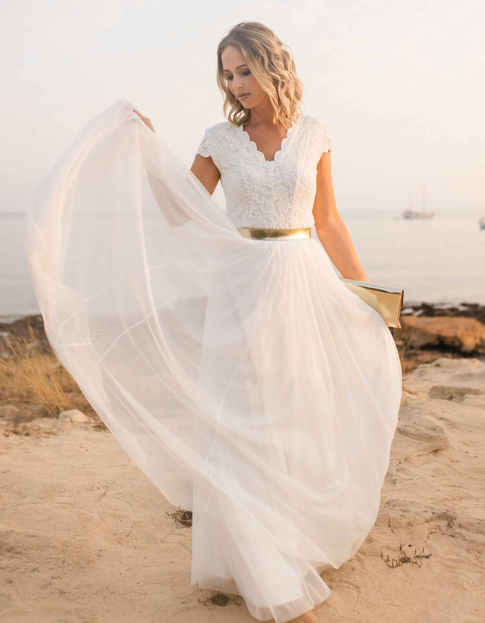 constant_love_online_shop_braut_hochzeit_andcompliments_berlin_team_braut_tullrock_tull_rock_spitze_spitzenoberteil_brautkleid_kleid_langarm_armel_standesamt_boho_spitze_body_florale_non_oui_trend_2022_2023
