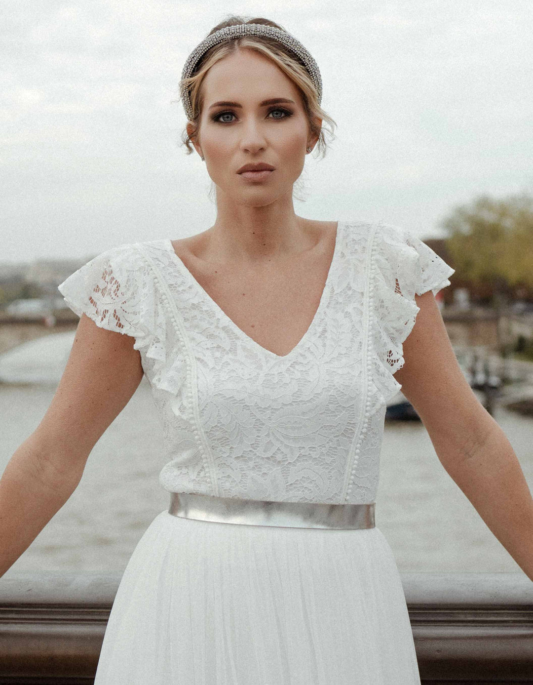 constant_love_online_shop_braut_hochzeit_andcompliments_berlin_team_braut_tuellrock_tuell_rock_spitze_spitzenoberteil_brautkleid_kleid_langarm_aermel_standesamt_boho_spitze_body_floral_boho
