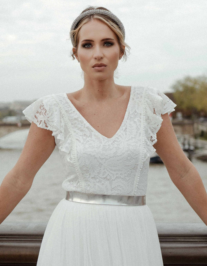 constant_love_online_shop_braut_hochzeit_andcompliments_berlin_team_braut_tuellrock_tuell_rock_spitze_spitzenoberteil_brautkleid_kleid_langarm_aermel_standesamt_boho_spitze_body_floral_boho