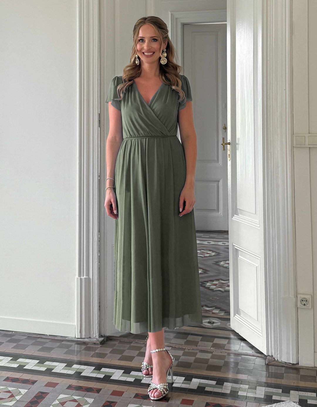 CONSTANT LOVE Gästekleid mit kurzen Ärmeln in Olive - limitiert
