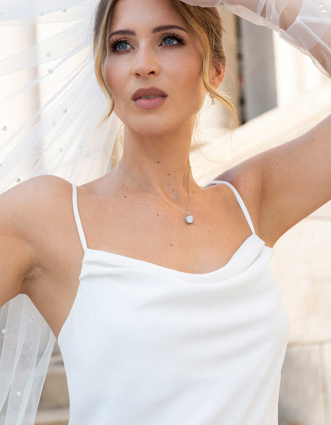 constant_love_online_shop_braut_hochzeit_andcompliments_berlin_tuellrock_tuell_rock_brautkleid_kleid_standesamt_body_clean_crepe_herbst_winter_hochzeit_wassefall_spaghetti-21