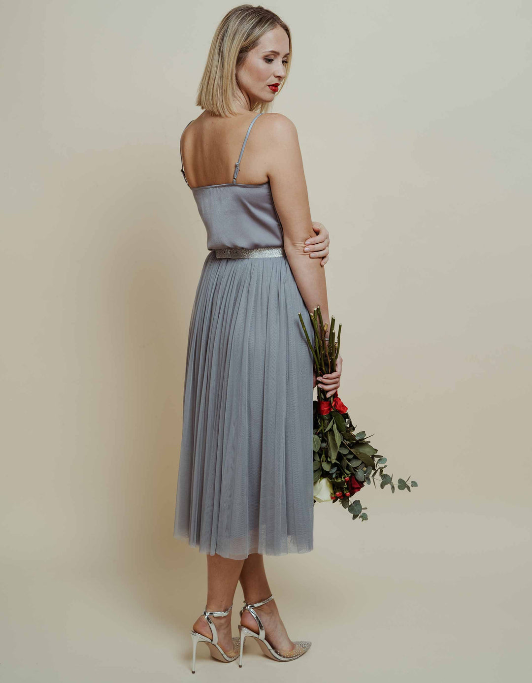  constant_love_online_shop_braut_hochzeit_andcompliments_berlin_tuellrock_tuell_rock_brautkleid_kleid_standesamt_body_clean_satin_Sommer_herbst_winter_hochzeit_wassefall_spaghetti_hell_grau