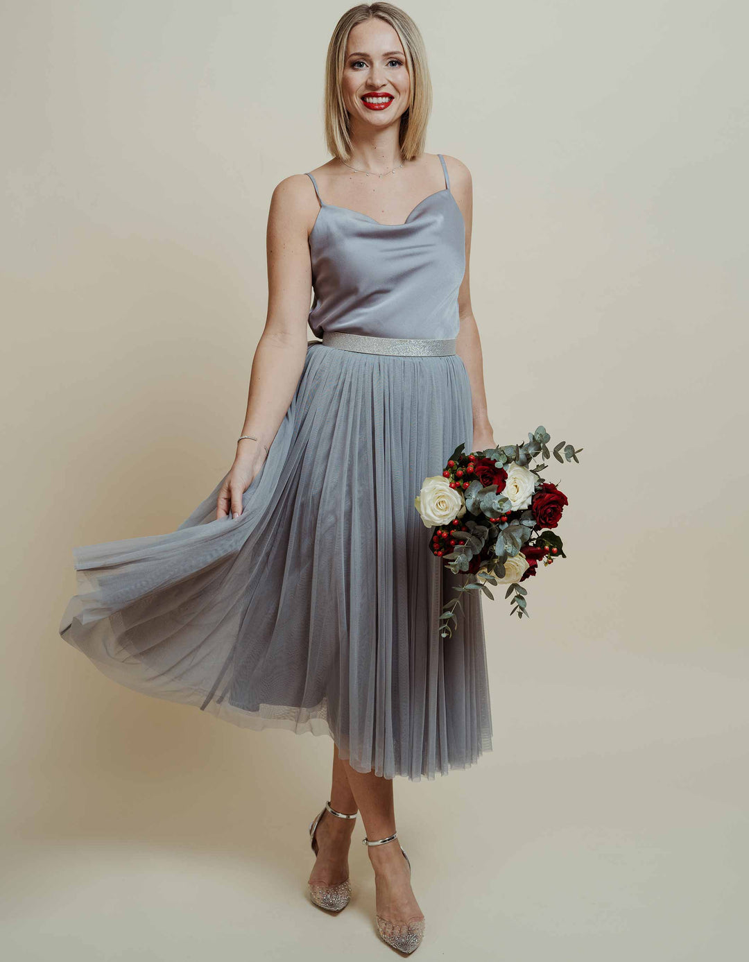  constant_love_online_shop_braut_hochzeit_andcompliments_berlin_tuellrock_tuell_rock_brautkleid_kleid_standesamt_body_clean_satin_Sommer_herbst_winter_hochzeit_wassefall_spaghetti_hell_grau