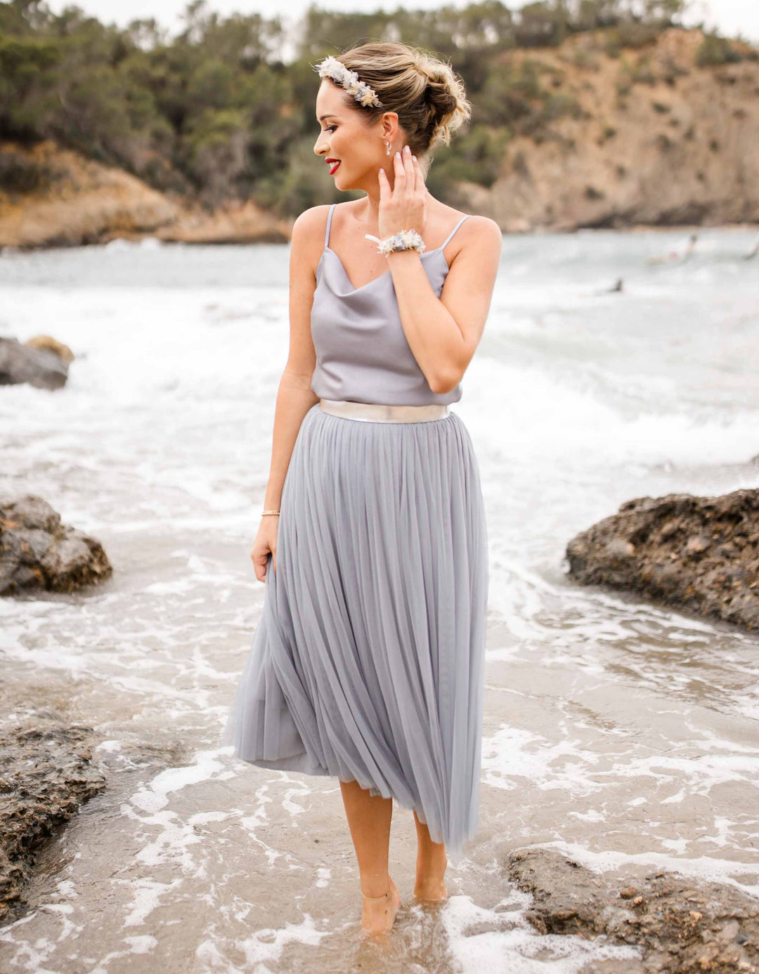 constant_love_online_shop_braut_hochzeit_andcompliments_berlin_tuellrock_tuell_rock_brautkleid_kleid_standesamt_body_clean_satin_Sommer_herbst_winter_hochzeit_wassefall_spaghetti_hell_grau