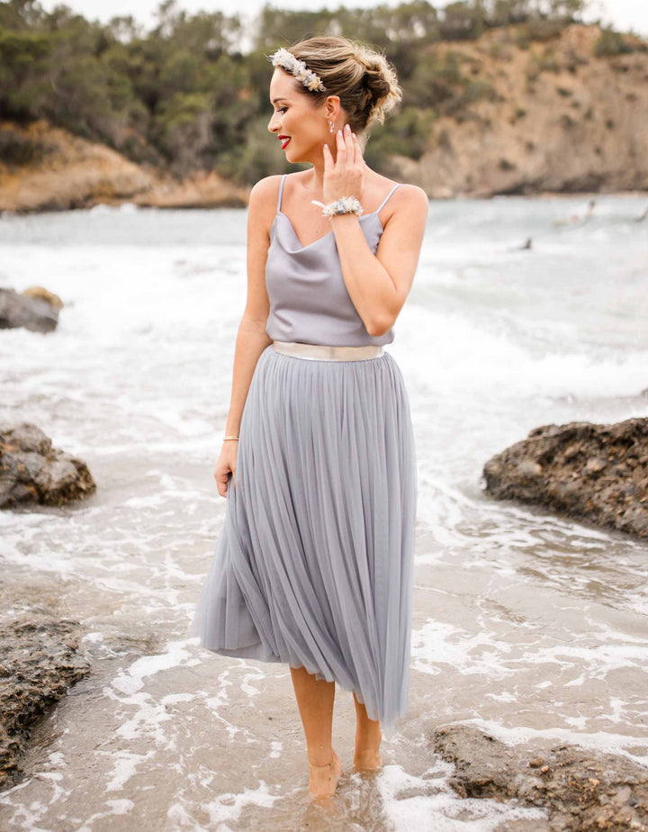 constant_love_online_shop_braut_hochzeit_andcompliments_berlin_tuellrock_tuell_rock_brautkleid_kleid_standesamt_body_clean_satin_Sommer_herbst_winter_hochzeit_wassefall_spaghetti_hell_grau