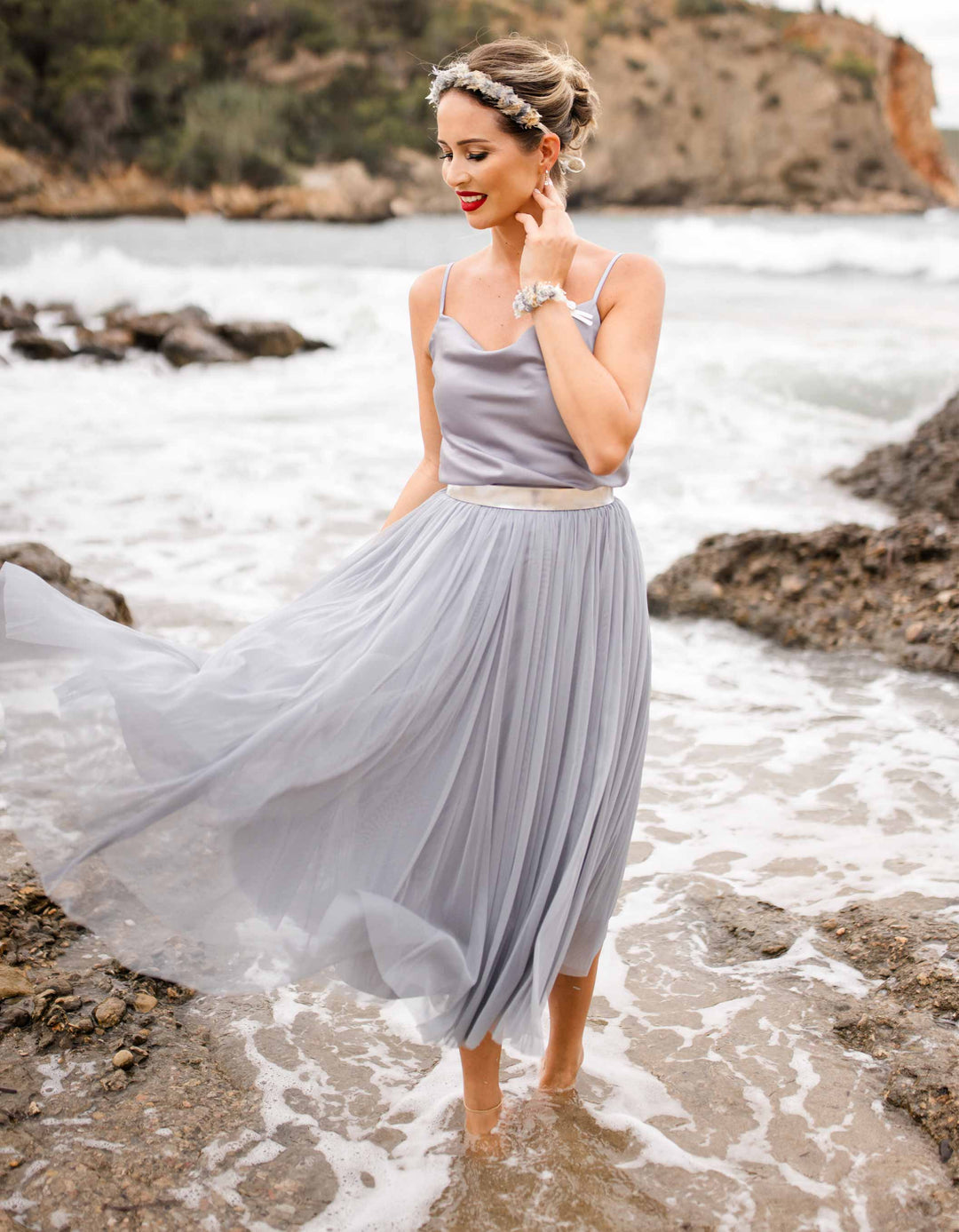 constant_love_online_shop_braut_hochzeit_andcompliments_berlin_tuellrock_tuell_rock_brautkleid_kleid_standesamt_body_clean_satin_Sommer_herbst_winter_hochzeit_wassefall_spaghetti_hell_grau
