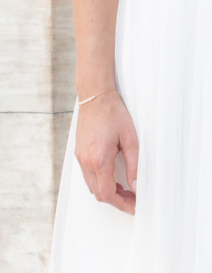 constant_love_tuellrock_hochzeit_gast_standesamt_brautjungfern_weiss_mix_and_match_goldschmuck_set_silber_brautschmuck_brautohrringe_kette_armband_schlicht_perlen_steine_C