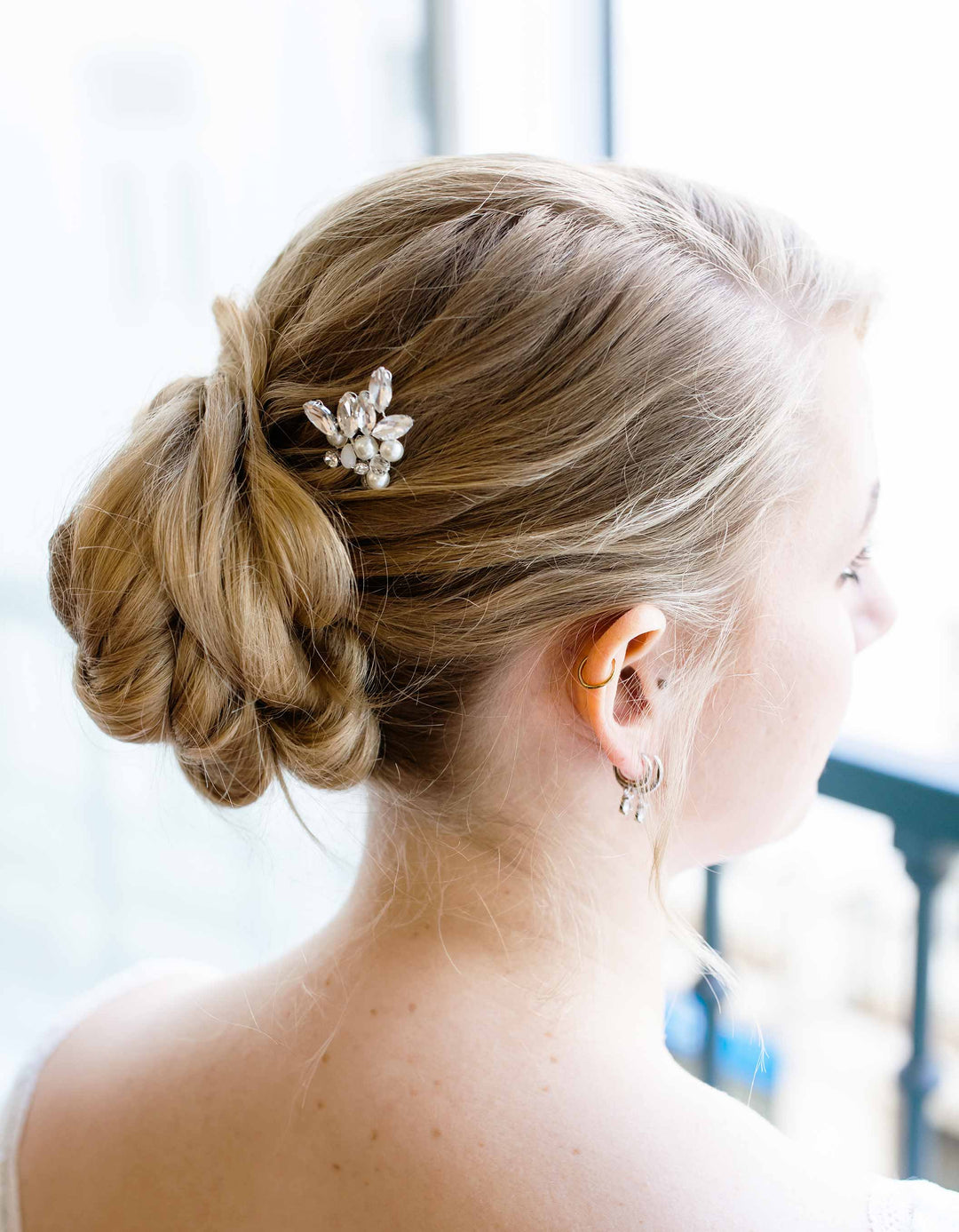 constant_love_tuellrock_hochzeit_gast_standesamt_brautjungfern_weiss_mix_and_match_haarschmuck_set_silber_brautschmuck_brautohrringe_kette_armband_schlicht_perlen_steine_Haarpin_haarnadeln_blume_perlen_kurze haare