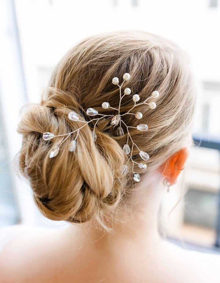 constant_love_tuellrock_hochzeit_gast_standesamt_brautjungfern_weiss_mix_and_match_haarschmuck_set_silber_brautschmuck_brautohrringe_kette_armband_schlicht_perlen_steine_Haarpin_haarnadeln_blume_perlen_kurze haare