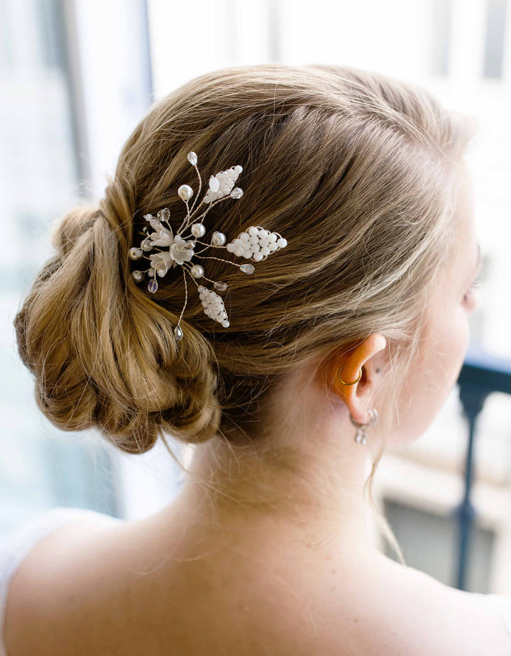 constant_love_tuellrock_hochzeit_gast_standesamt_brautjungfern_weiss_mix_and_match_haarschmuck_set_silber_brautschmuck_brautohrringe_kette_armband_schlicht_perlen_steine_Haarpin_haarnadeln_blume_perlen_kurze haare