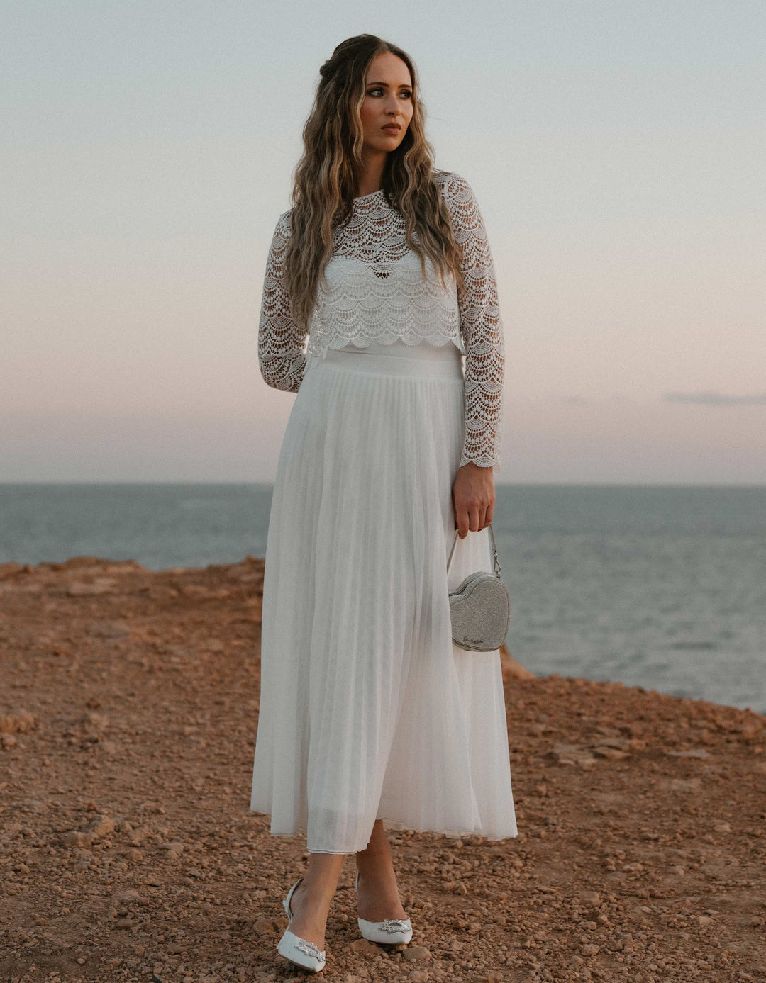 andcompliments_online_shop_brautmode_tulle_skirt_tuellrock_tuell_braut_hochzeit_online_shoppen_crop_top_langarm_spitze_oberteil_braut_bogen_wellen-_brautkleid_alternative