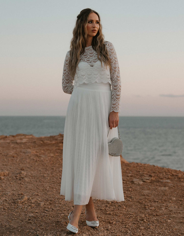 andcompliments_online_shop_brautmode_tulle_skirt_tuellrock_tuell_braut_hochzeit_online_shoppen_crop_top_langarm_spitze_oberteil_braut_bogen_wellen-_brautkleid_alternative