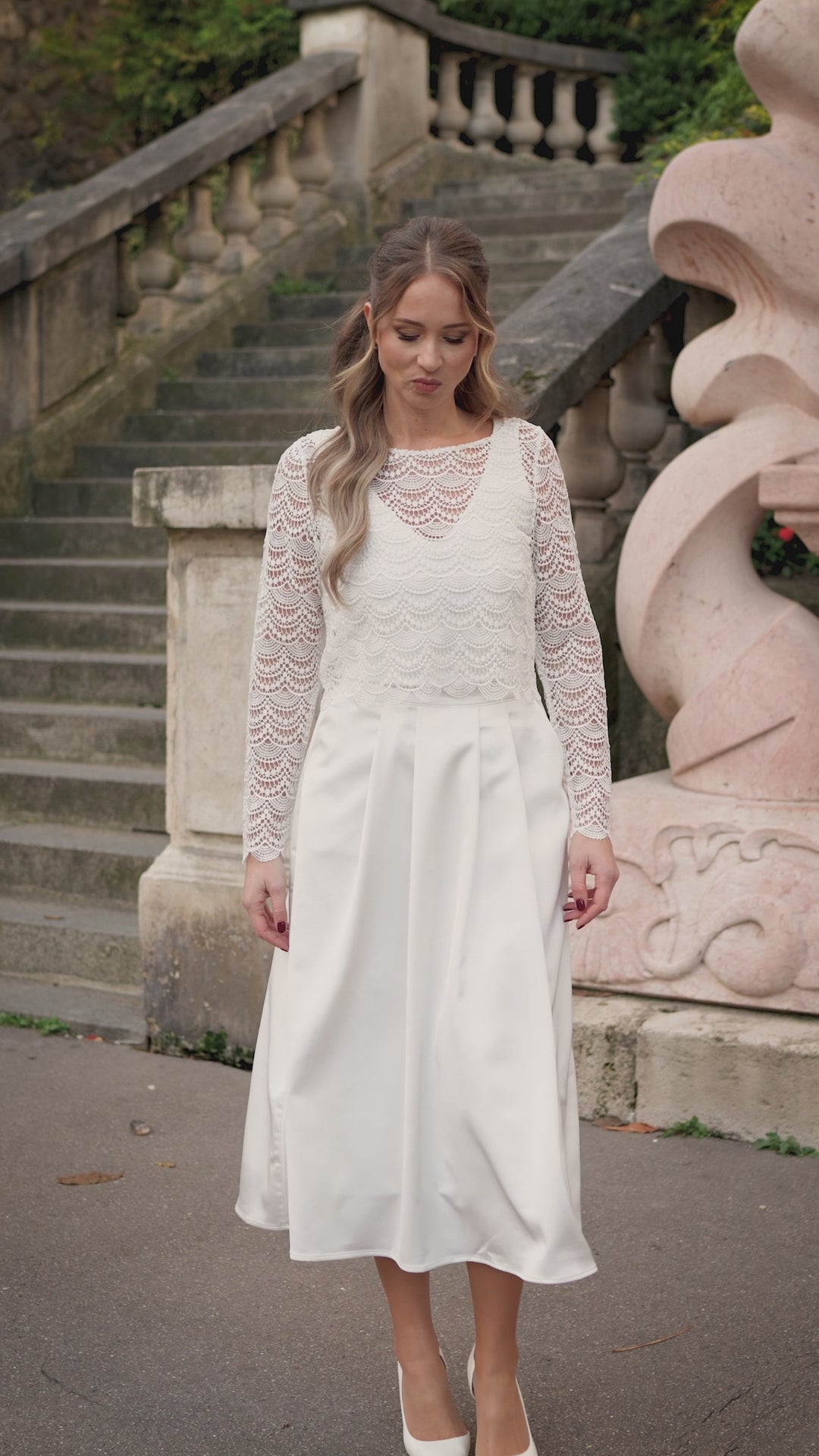 andcompliments_online_shop_brautmode_skirt_braut_hochzeit_online_shoppen_sophie-brand_outfit_satin_midi_weiss-1