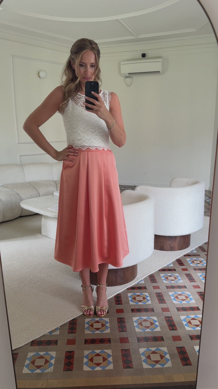 andcompliments_online_shop_brautmode_paillettenrock_skirt_sequins-skirt_braut_hochzeit_online_shoppen_nude_soft_powder_gold_weihnachten_outfit_satin_midi_soft-coral-2