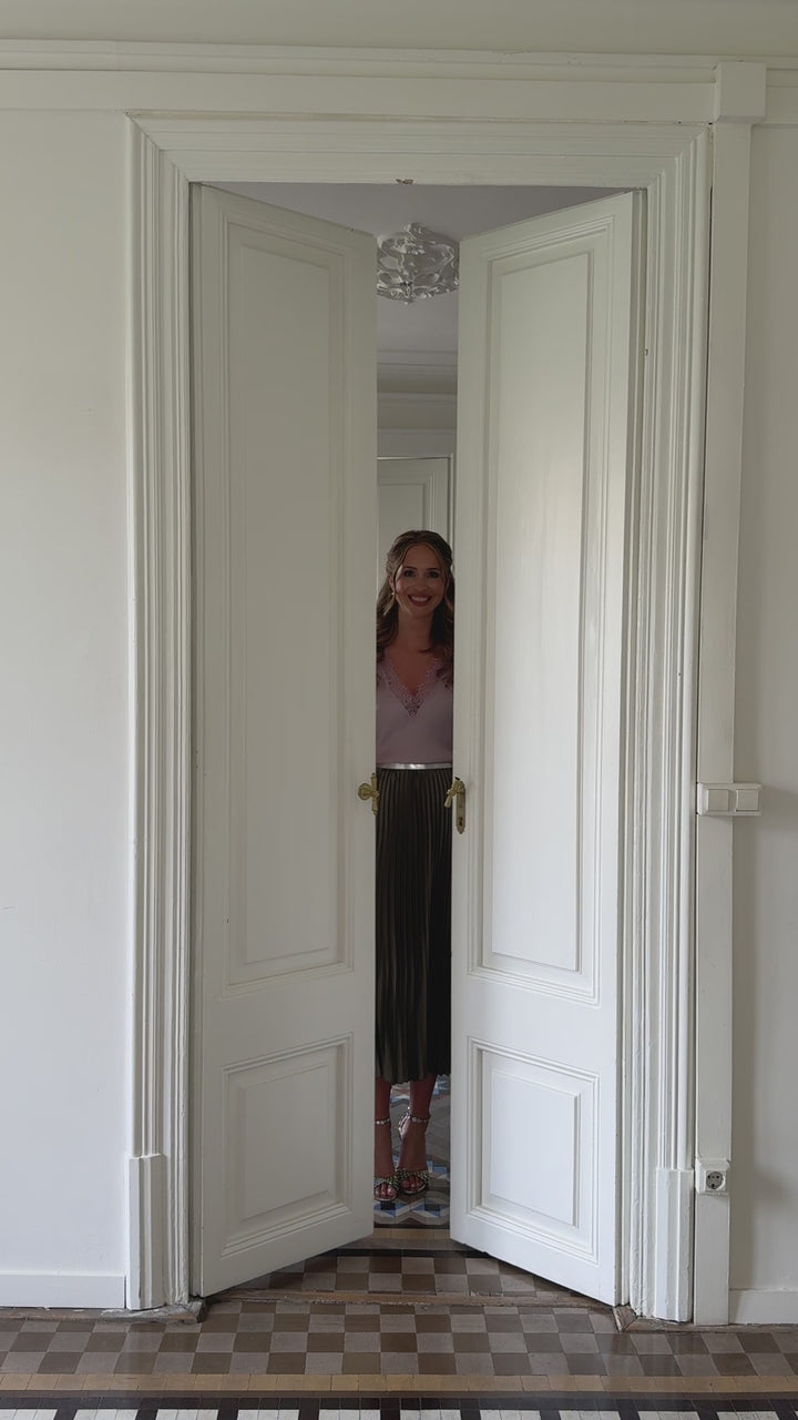 andcompliments_online_shop_brautmode_paillettenrock_skirt_sequins-skirt_braut_hochzeit_online_shoppen_outfit_crepes_chiffon_satin_midi_plissee_falten_olive-2
