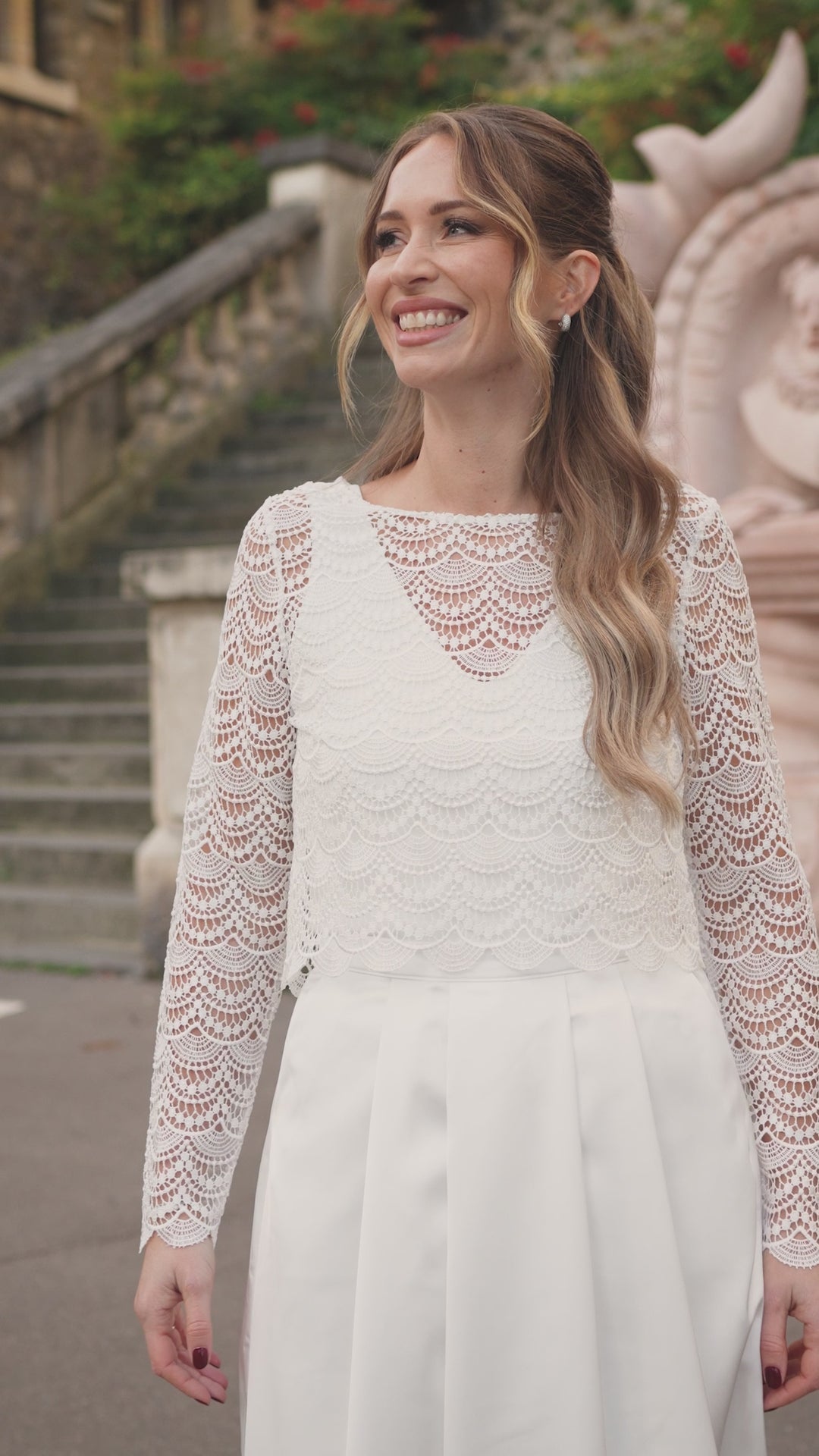 andcompliments_online_shop_brautmode_tulle_skirt_tuellrock_tuell_braut_hochzeit_online_shoppen_crop_top_langarm_spitze_oberteil_braut_bogen_wellen-_brautkleid_alternative