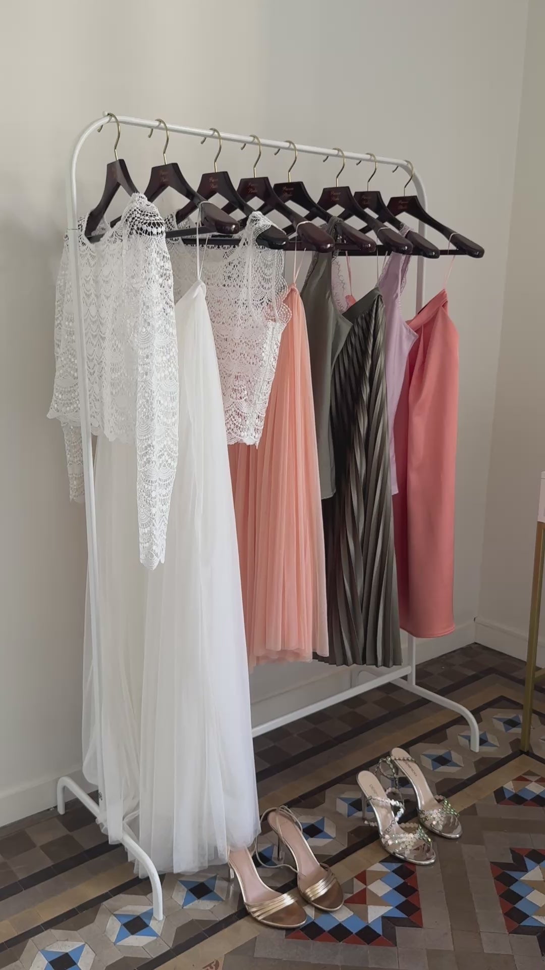 andcompliments_online_shop_brautmode_paillettenrock_skirt_sequins-skirt_braut_hochzeit_online_shoppen_outfit_crepes_chiffon_satin_midi_plissee_falten_olive-2