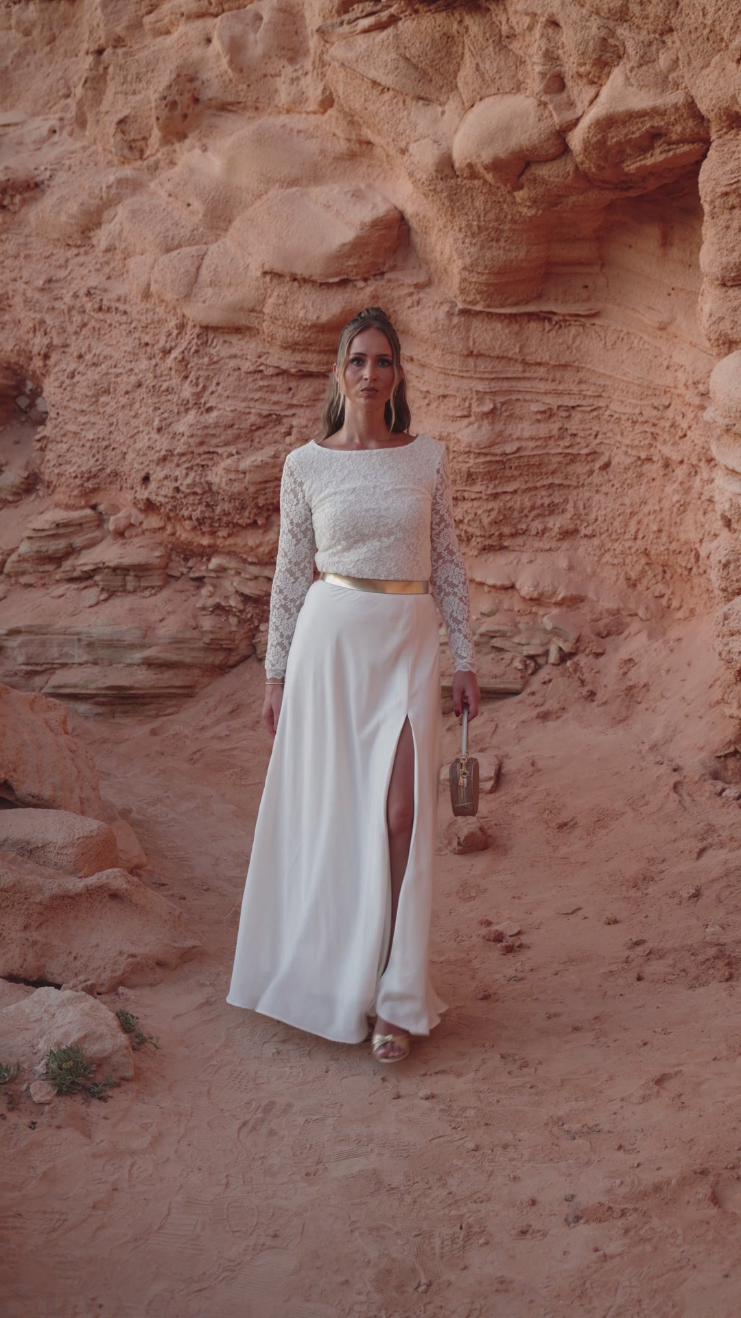 Brautbody aus Spitze mit langem Arm und kleinem V-Ausschnitt im Rücken