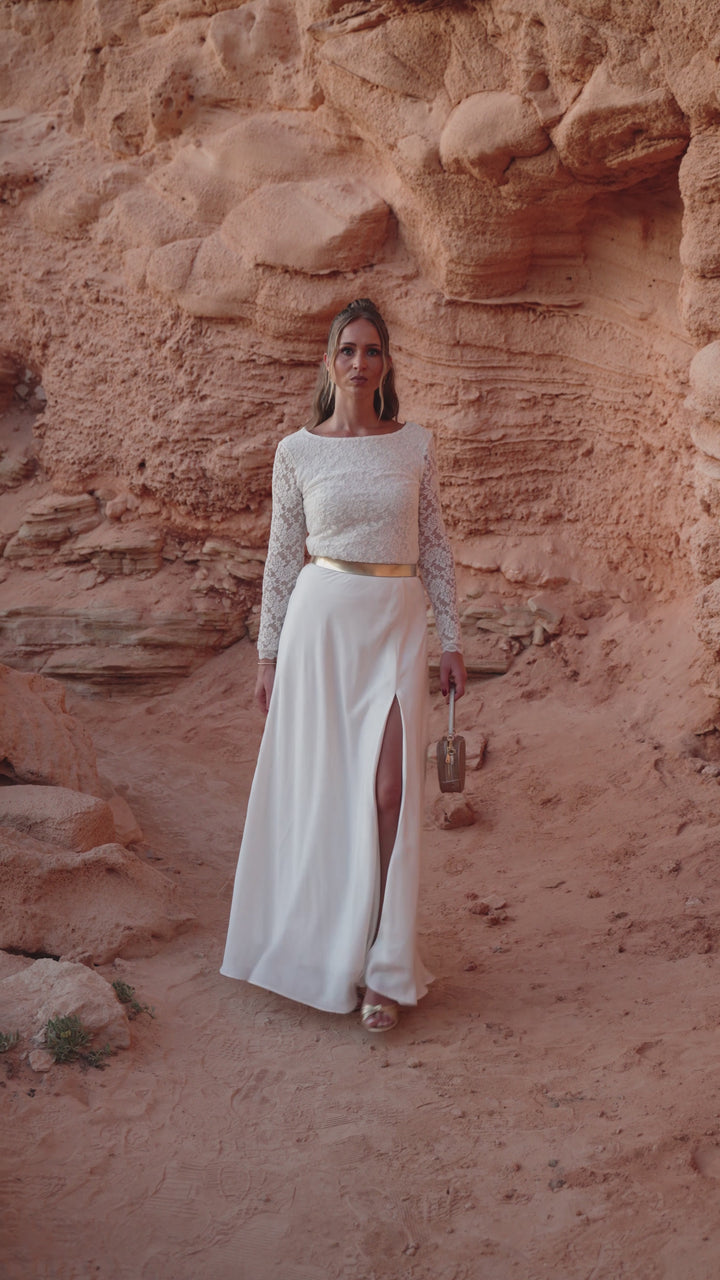 Brautbody aus Spitze mit langem Arm und kleinem V-Ausschnitt im Rücken