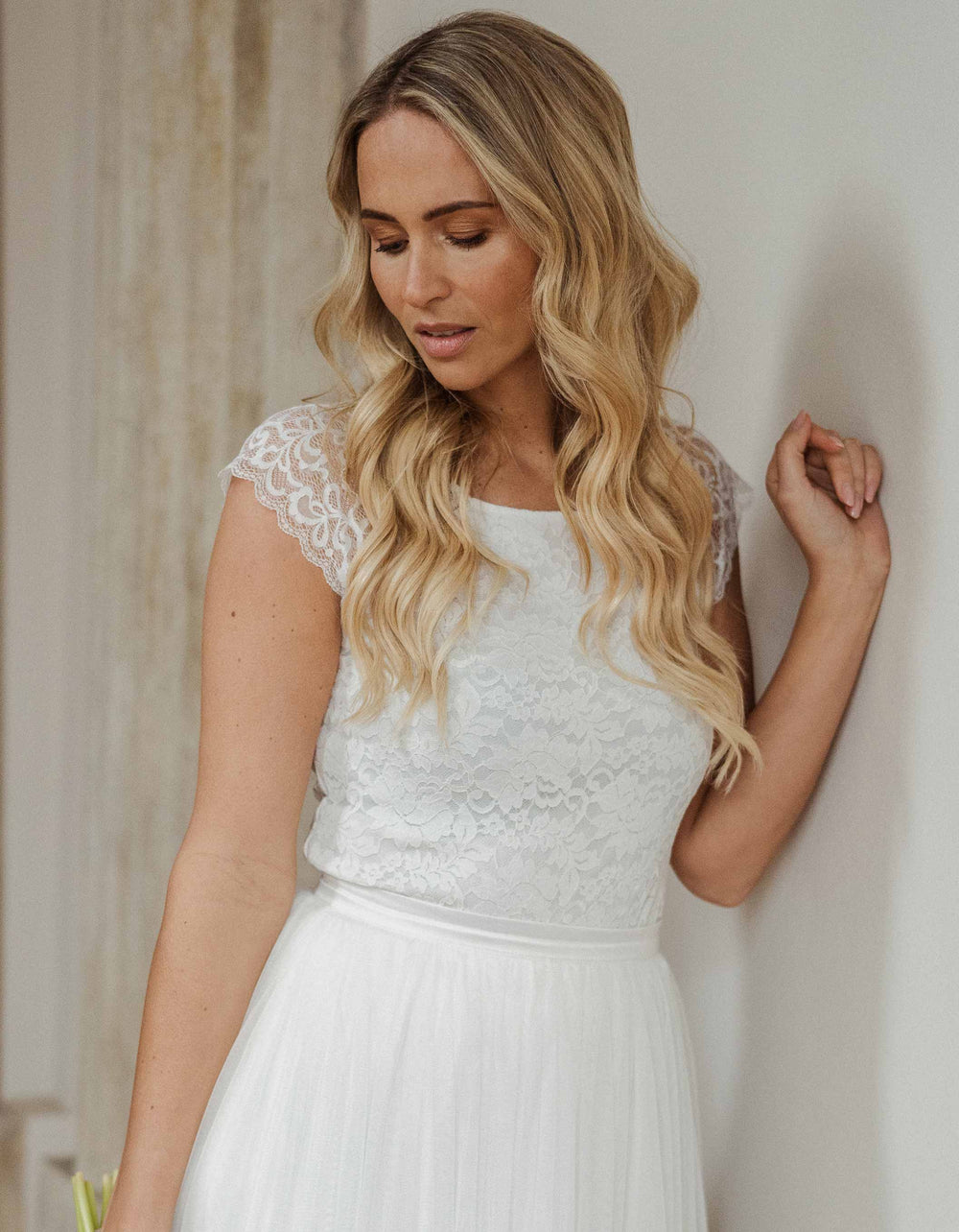 andcompliments_online_shop_brautmode_tulle_skirt_tullrock_tull_braut_hochzeit_online_shoppen_crop_top_croptop_new-jersey_standesamt_2023_inspiration_hochzeit_brautoutfit